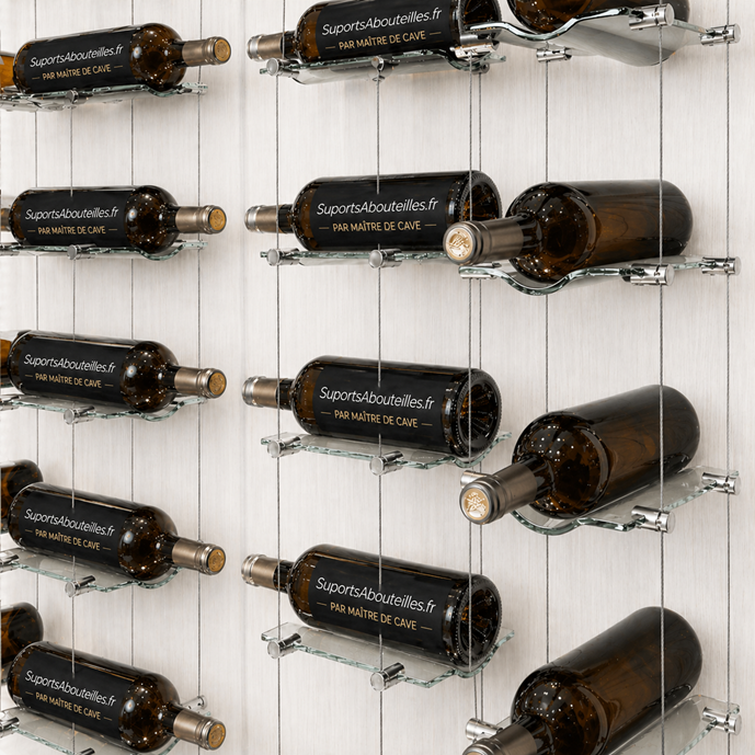 bouteilles de vin suspendues